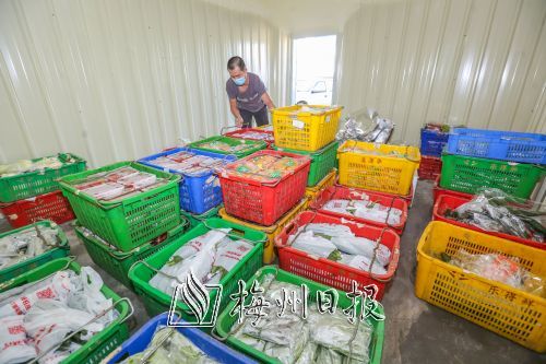 農(nóng)產(chǎn)賣套餐 農(nóng)民笑開顏 梅江區(qū)上村村農(nóng)產(chǎn)品統(tǒng)一收購助力消費(fèi)幫扶